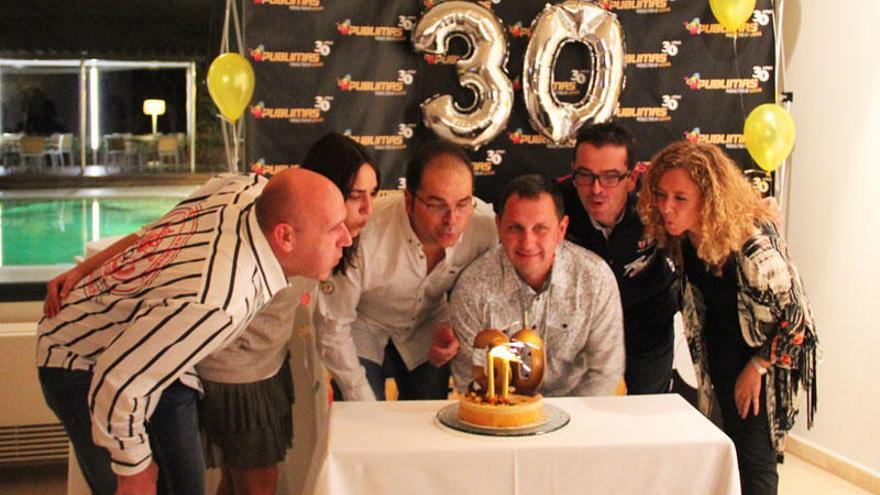 La celebració amb el pastís del 30è aniversari.