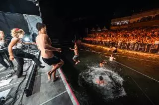 La M.O.D.A. y Sanguijuelas del Guadiana terminan sus conciertos en Pirineos Sur bañándose en el embalse de Lanuza