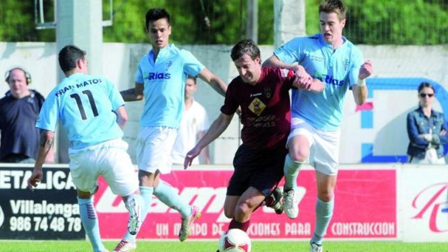 Un jugador del Villalonga presiona a uno del Pontevedra durante el partido de ayer. // Gustavo Santos