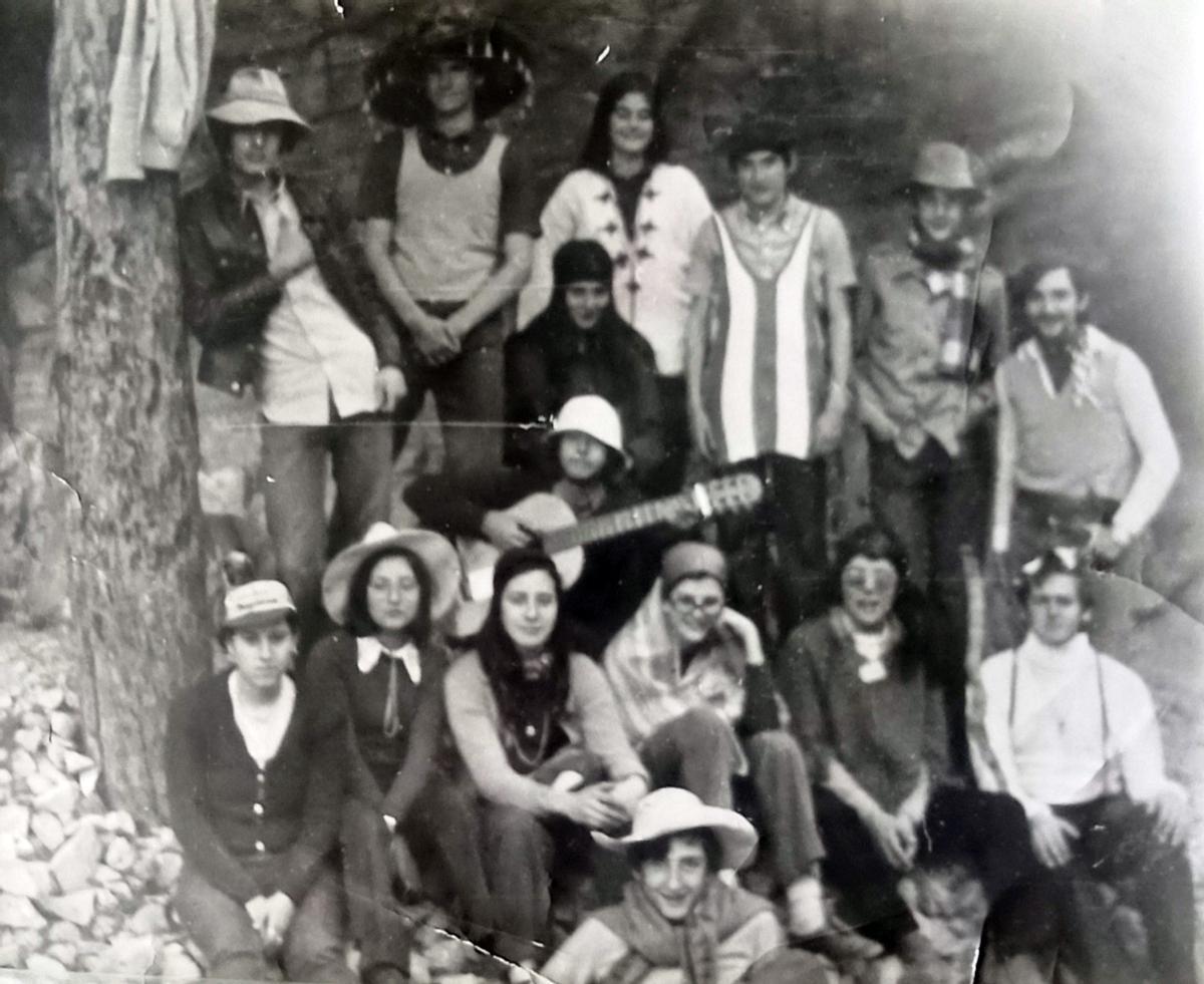 En 1974, de pie, segundo por la derecha, con su pandilla de amigos de Ciudad Jardín.
