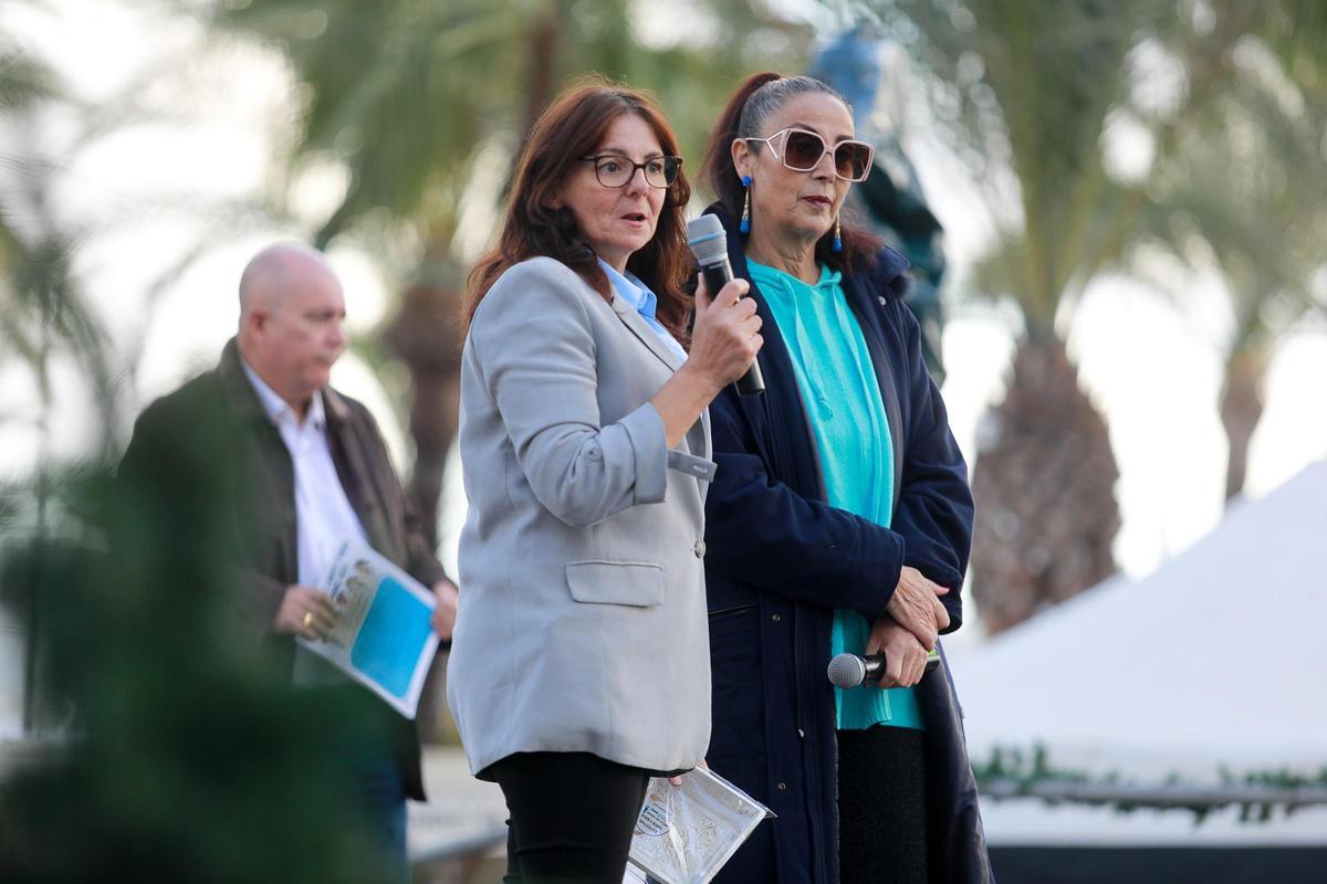 A la izquierda, con chaqueta gris, Mari Carmen Vargas, presidenta de Aspanob en Eivissa.