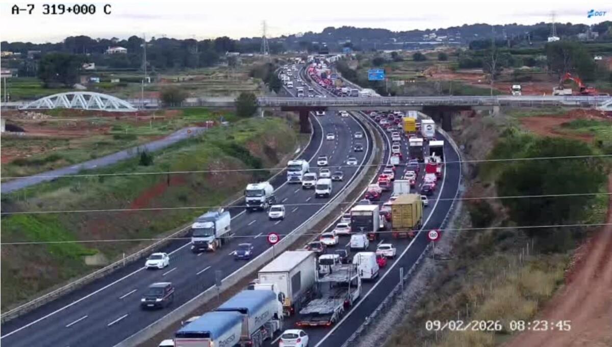 Aspecto de un tramo de la A-7 esta mañana, en la que las retenciones suman más de 60 kilómetros en el área metropolitana de Valencia.