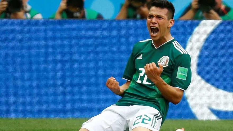 El delantero mexicano Irving Lozano, el &quot;Chucky&quot;, festeja su histórico gol a Alemania en el estadio Luzhniki de Moscú. // Reuters