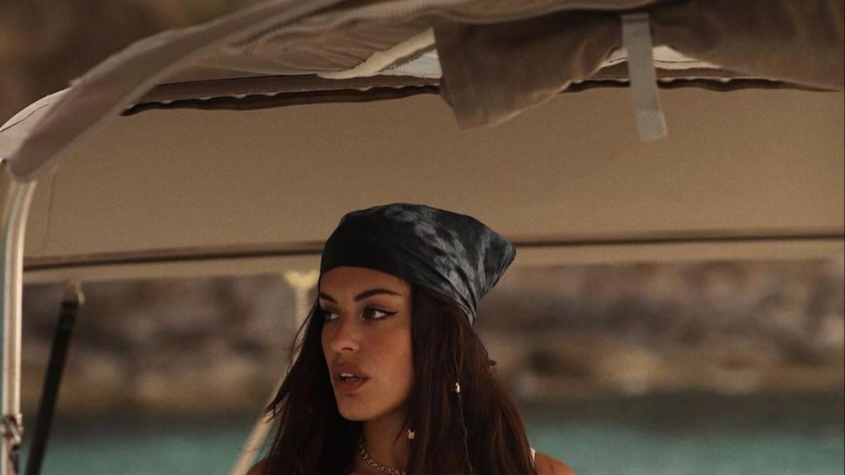 Dulceida rescata a unos náufragos mientras iba en su barco por Ibiza