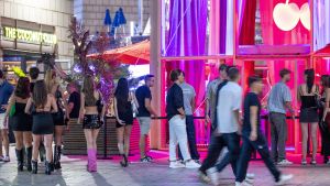 Ambiente en la entrada a locales de ocio nocturno en la Vila Olímpica, en Barcelona.