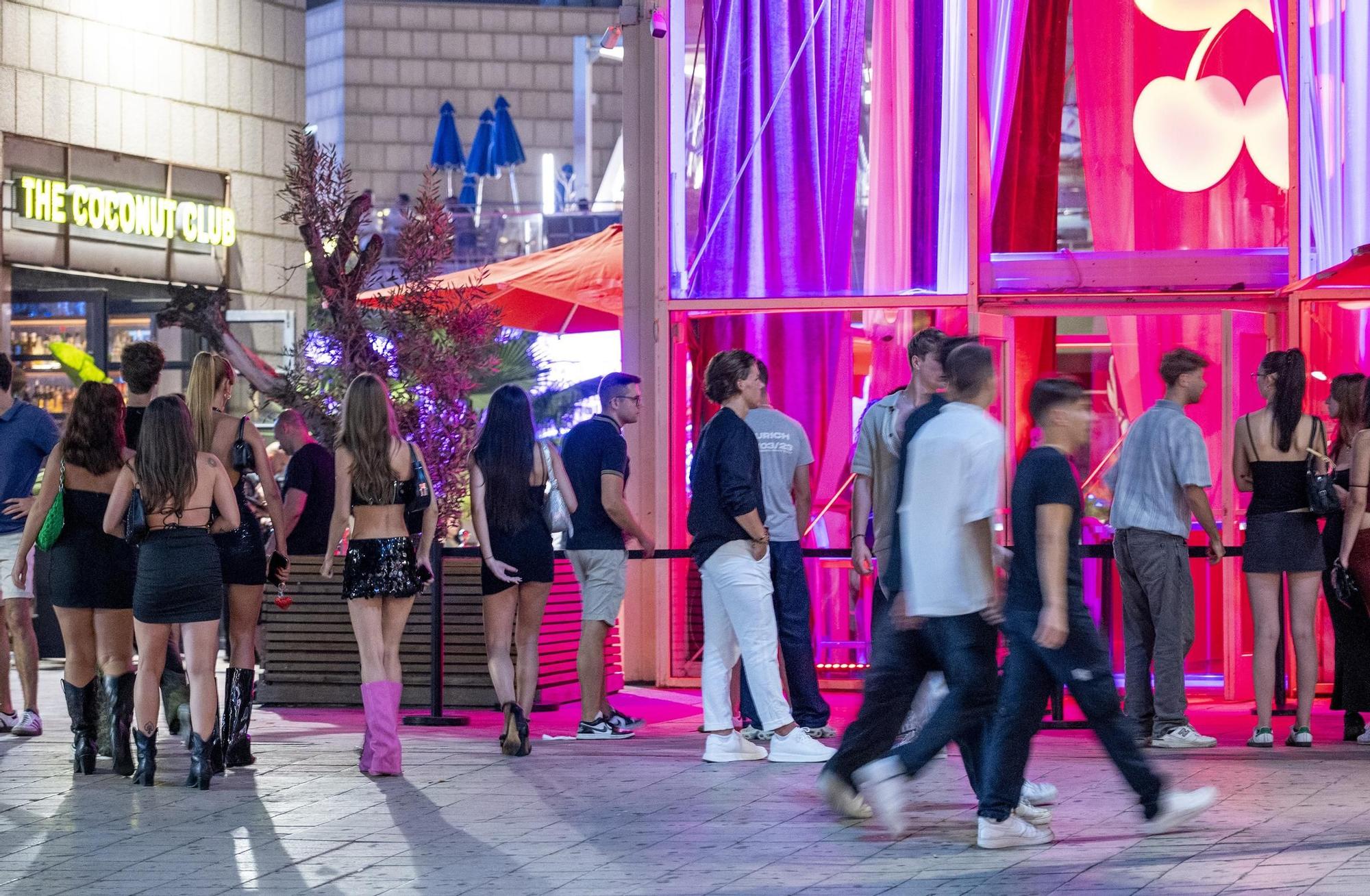 Ambiente en la entrada a locales de ocio nocturno en la Vila Olímpica, en Barcelona.