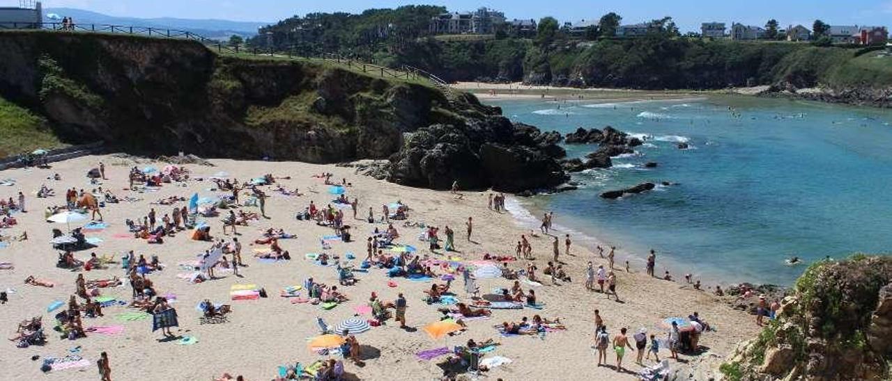 La playa tapiega del Murallón llena de bañistas, en una imagen de archivo.