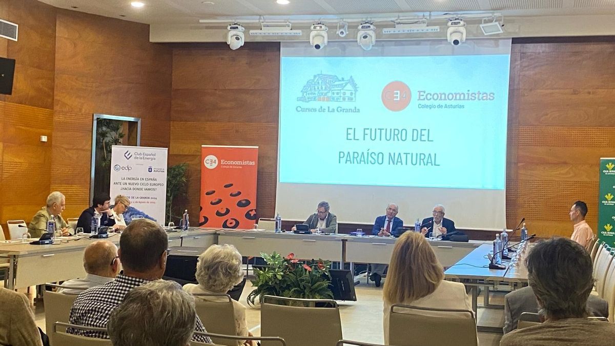 Por la izquierda, Abel Fernández, Benigno Pendás, director de los cursos, y Pedro de Silva, durante una de las ponencias del año pasado
