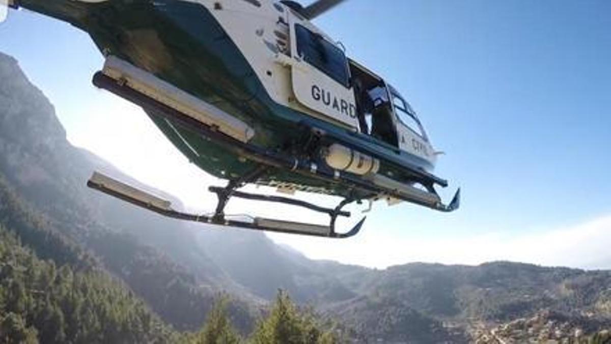 Helicóptero de la Guardia Civil durante un rescate en Mallorca.