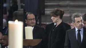 Hollande y Carla Bruni, juntos en el homenaje al expresidente francés Jacques Chirac