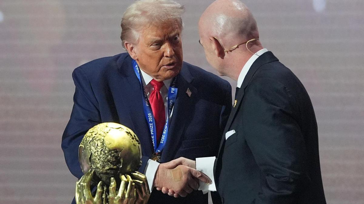 Trump saluda a Infantino durante la jornada del sorteo del Mundial 2026.