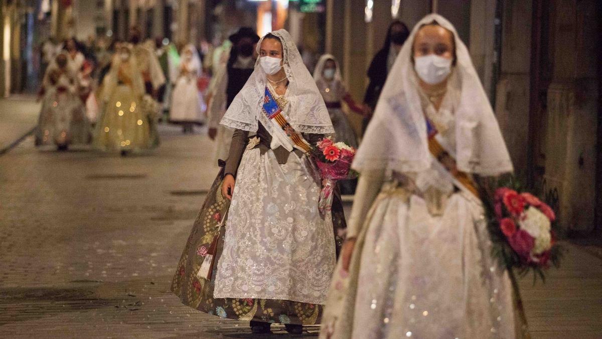 Llegada de la Fallera Mayor Infantil 2021 a la plaza de la Virgen en la Ofrenda