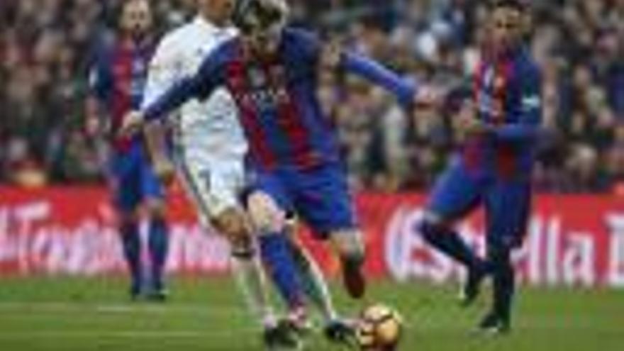 Messi controla una pilota davant Cristiano Ronaldo