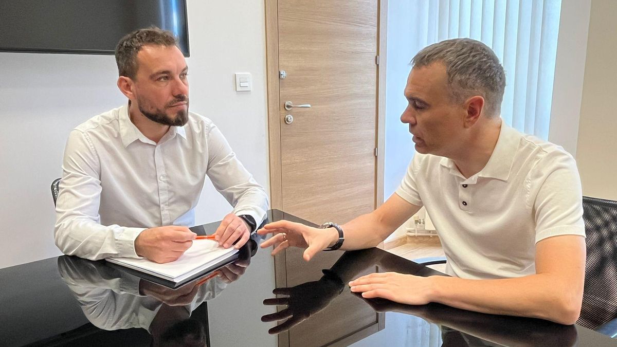 Encuentro entre el alcalde de Corvera y el director de la Oficina Económica del Principado.