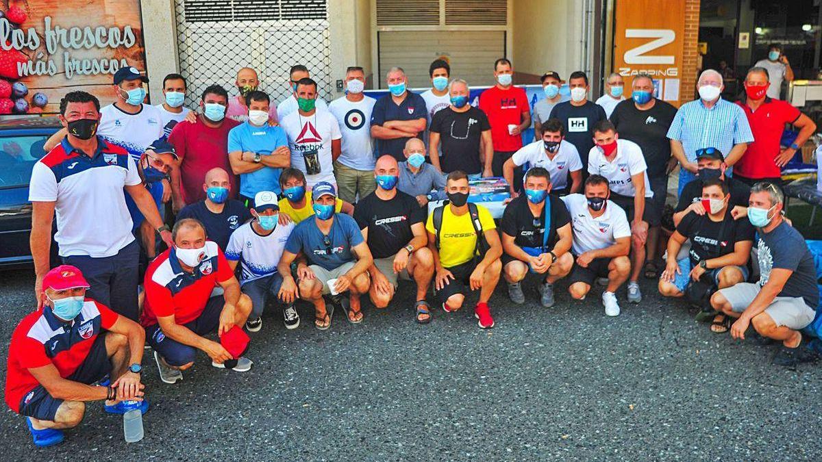 Foto de familia de los participantes en el campeonato de pesca submarina disputado en Vilanova.