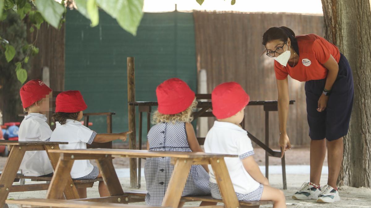 Niños jugando al aire libre en una escuela infantil de la provincia