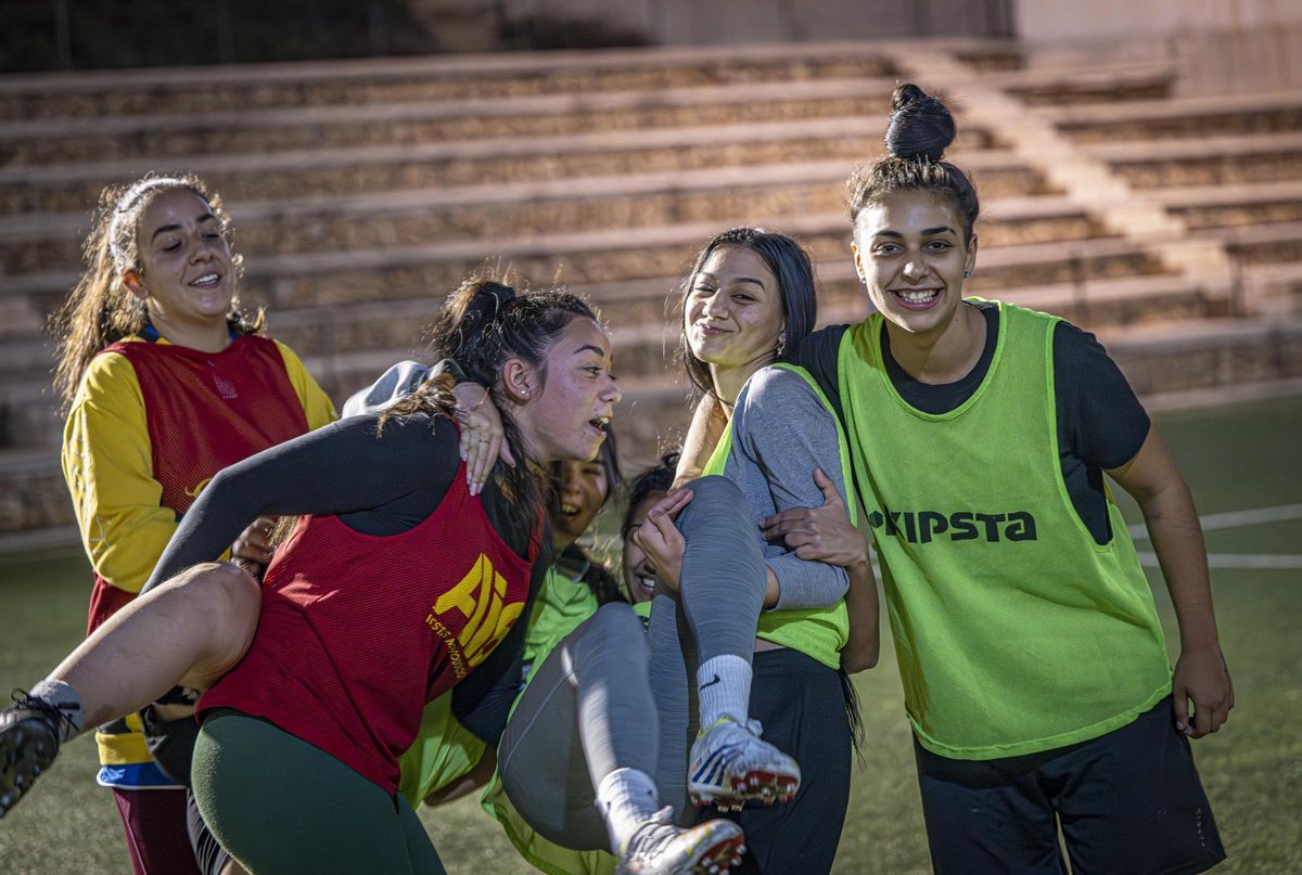 Entrenamiento del primer equipo de fútbol femenino que se crea en el barrio de La Mina