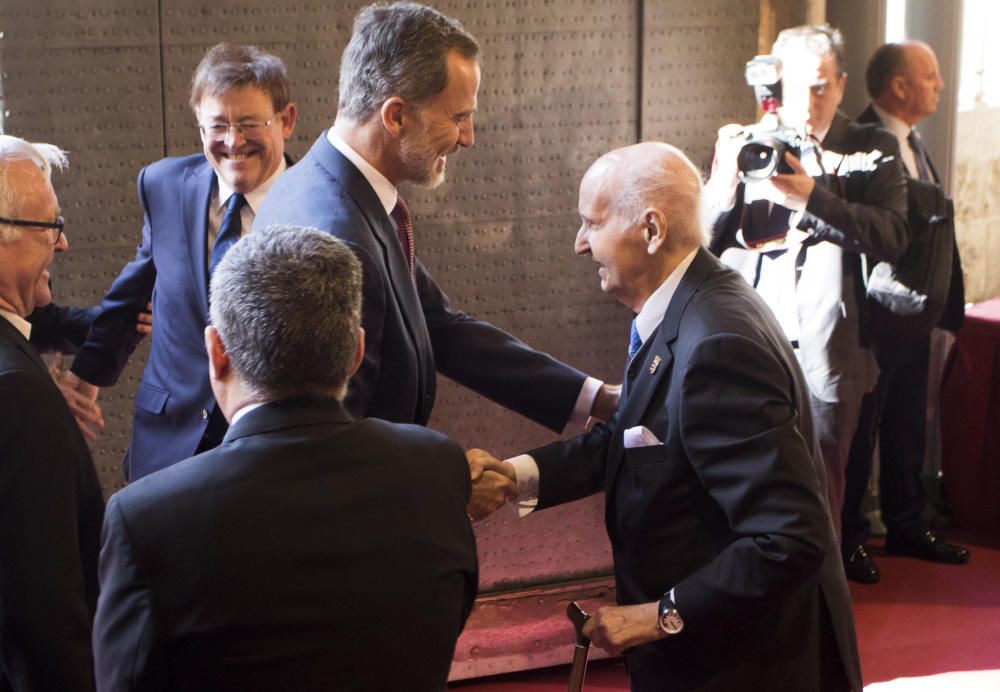 Instante de la ceremonia de entrega de los Premios Jaume I en la Lonja de València.