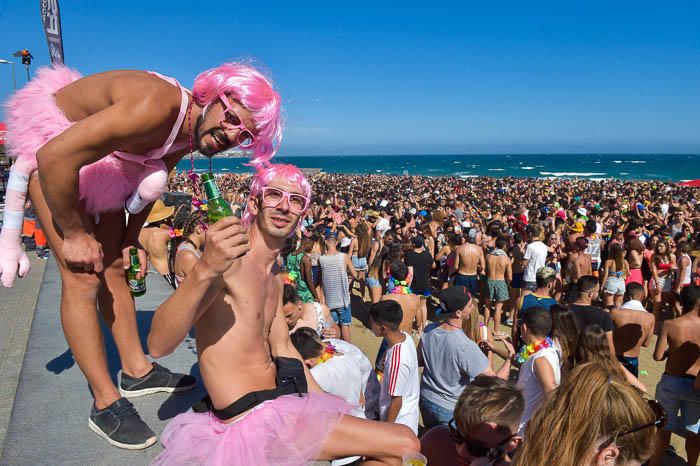 Fiesta de carnaval en la playa