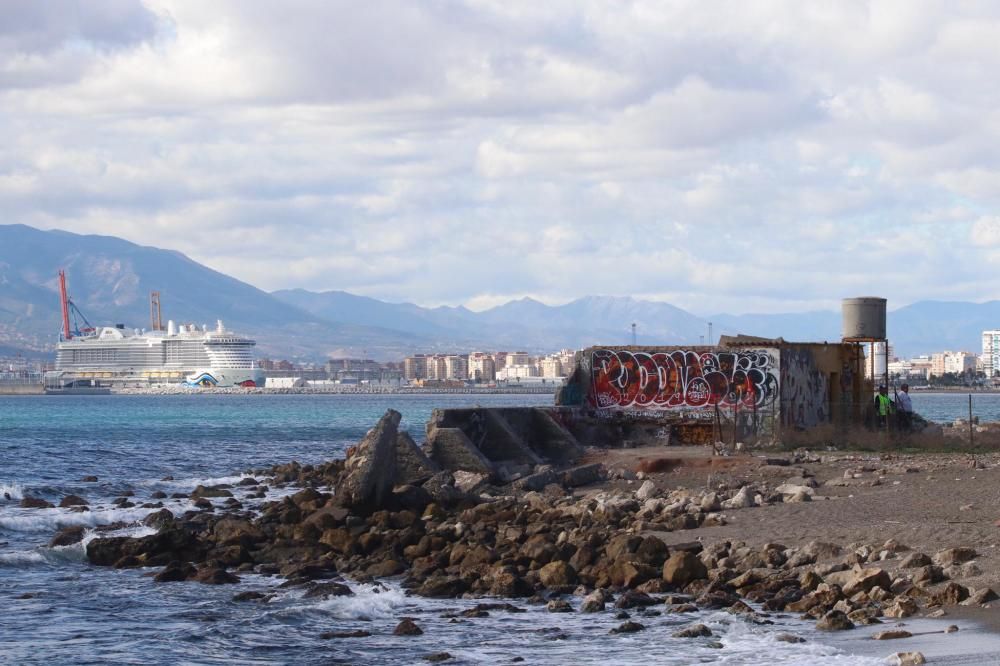 Trabajo de demolición de las antiguas pistas de tenis e instalaciones sin uso de los Baños del Carmen.