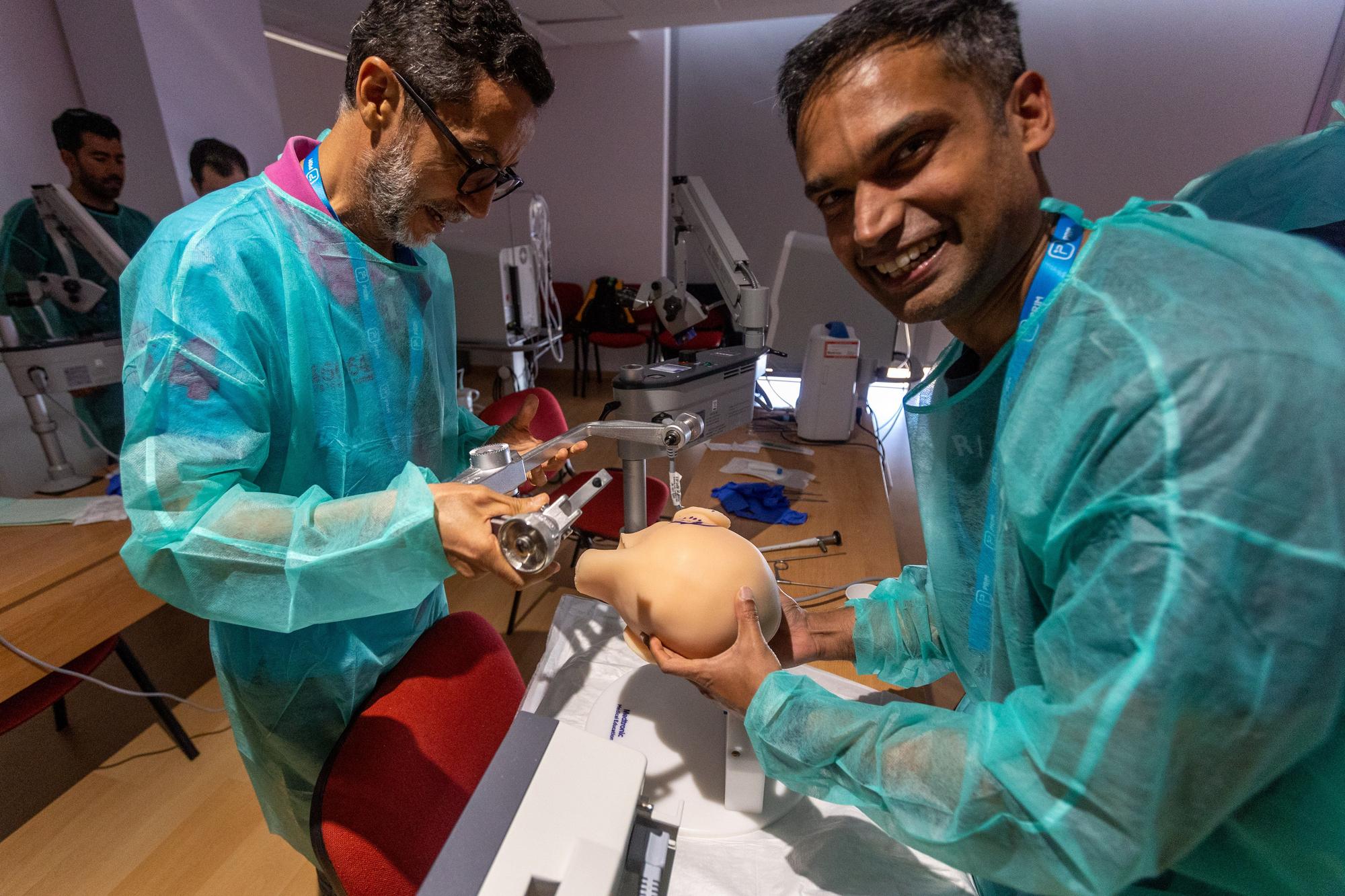 Cabezas realistas para entrenar la cirugía de tumores cerebrales en Alicante
