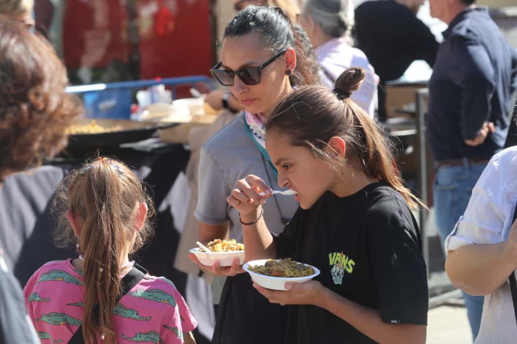 La plaza del Ayuntamiento de València se convierte en un gran restaurante al aire libre con el Tastarròs