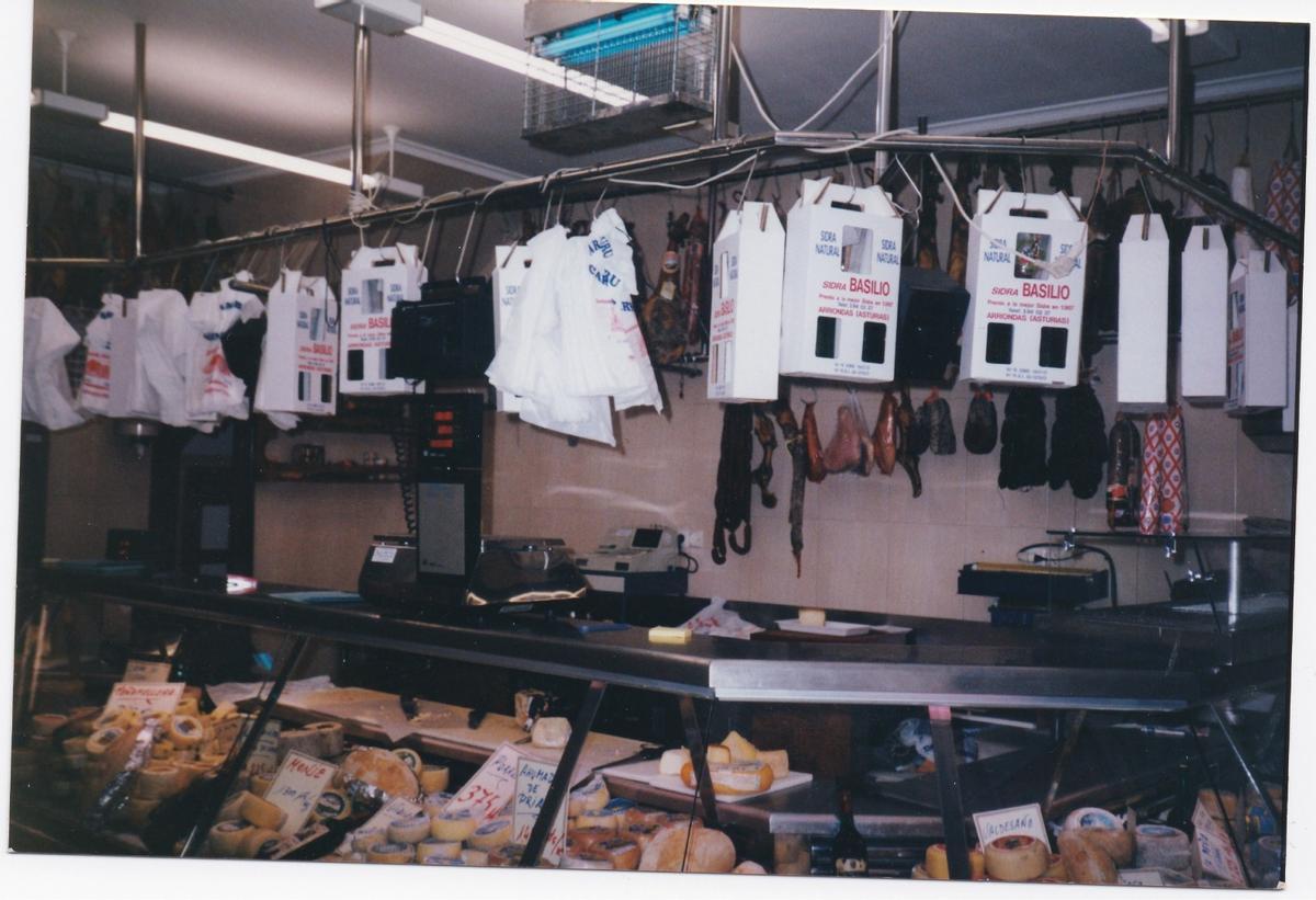 El antiguo mostrador de la tienda de Ribadesella, un domingo con la exposición de quesos