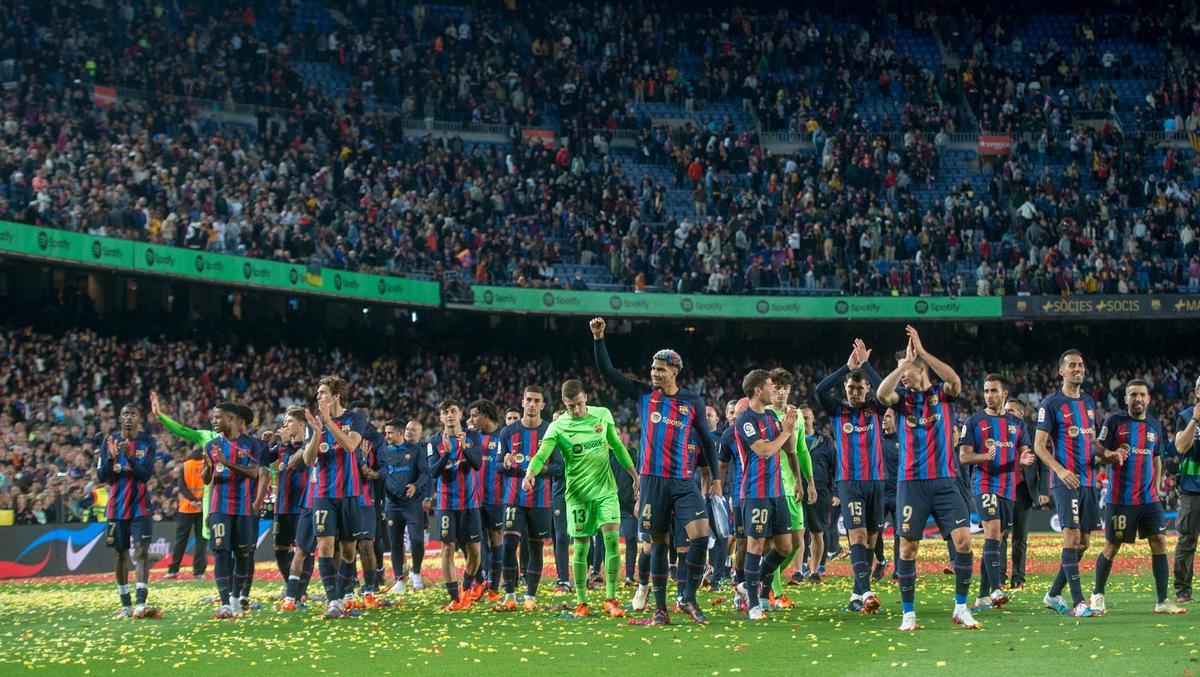 Los jugadores del Barça dan la vuelta de honor al Camp Nou para festejar el título de Liga.