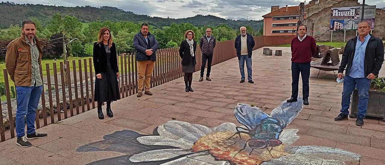 De izquierda a derecha, los miembros del jurado, Santi Pérez, María Luengo, Manuel Ángel García, Clara Suárez, Ramón Miranda, Eduardo Blanco, Fernando Villabella y Faustino García, ayer, en la plaza Eliseo Nicolás. | S. Arias