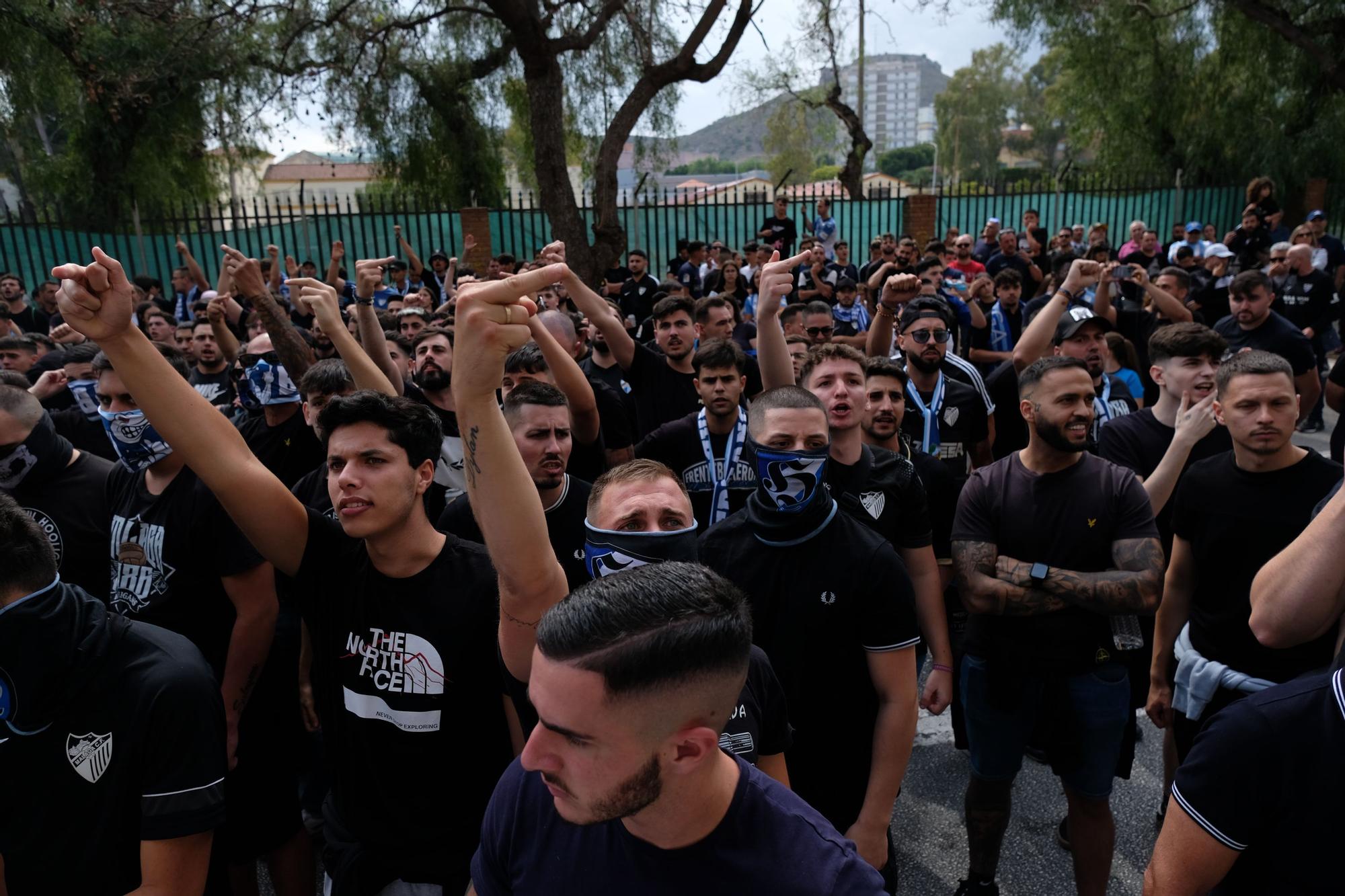 La protesta de la afición antes del Málaga CF - UD Ibiza, en imágenes