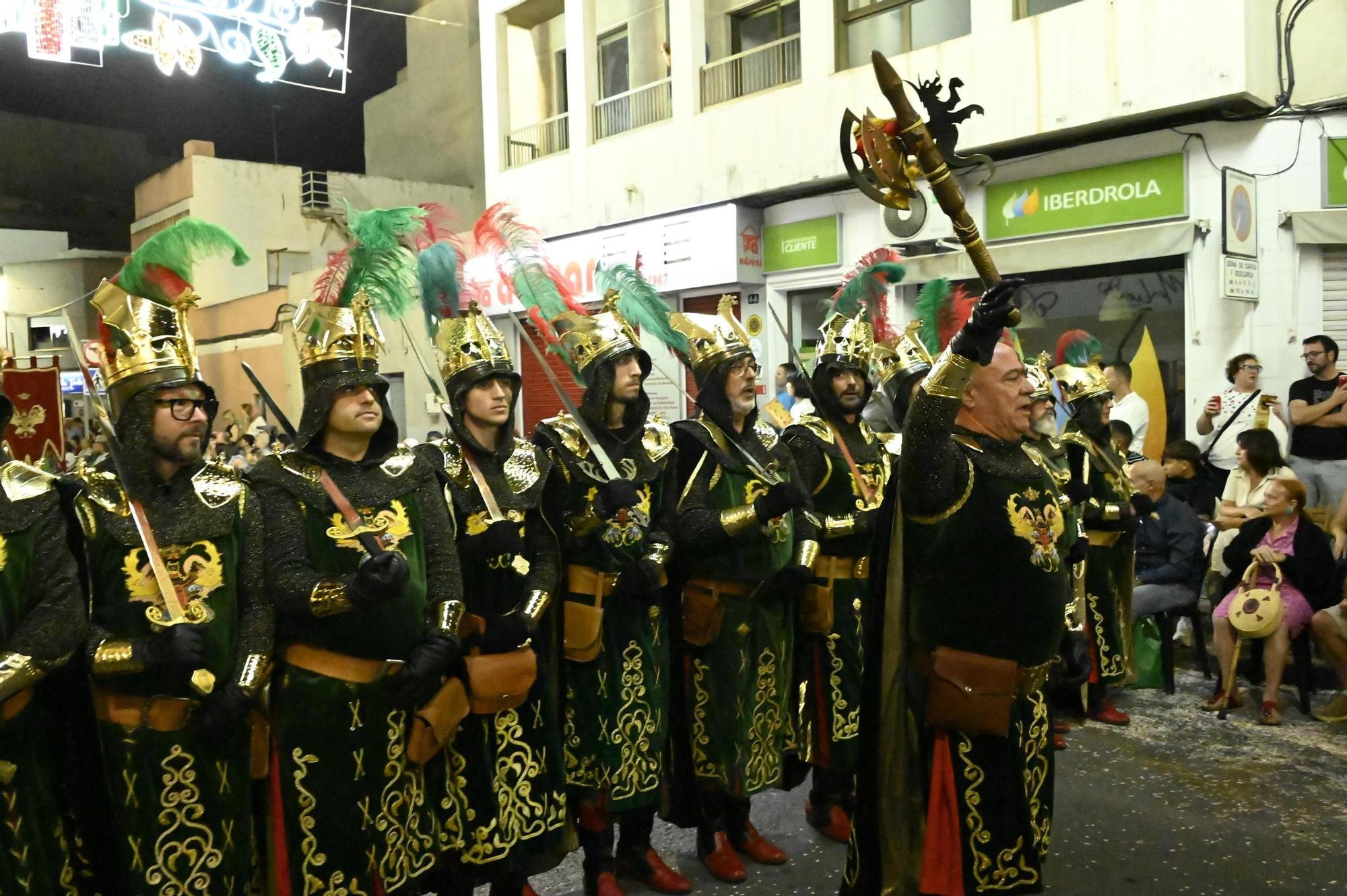 Dragones de San Jorge corona una Entrada Cristiana en Crevillent con un boato de 1.300 participantes