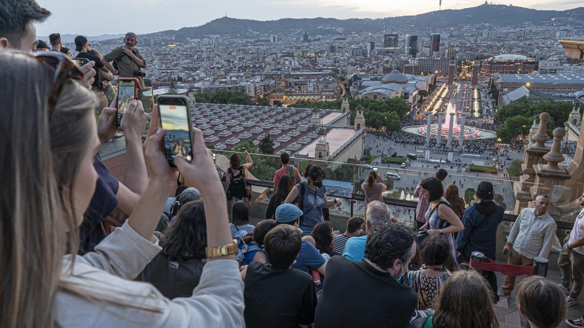 Barcelona 07-05-2022 Icult. Nit dels Museus MNAC. Vistas desde la terraza del MNAC de la fuente mágica del montjuic. AUTOR: MANU MITRU