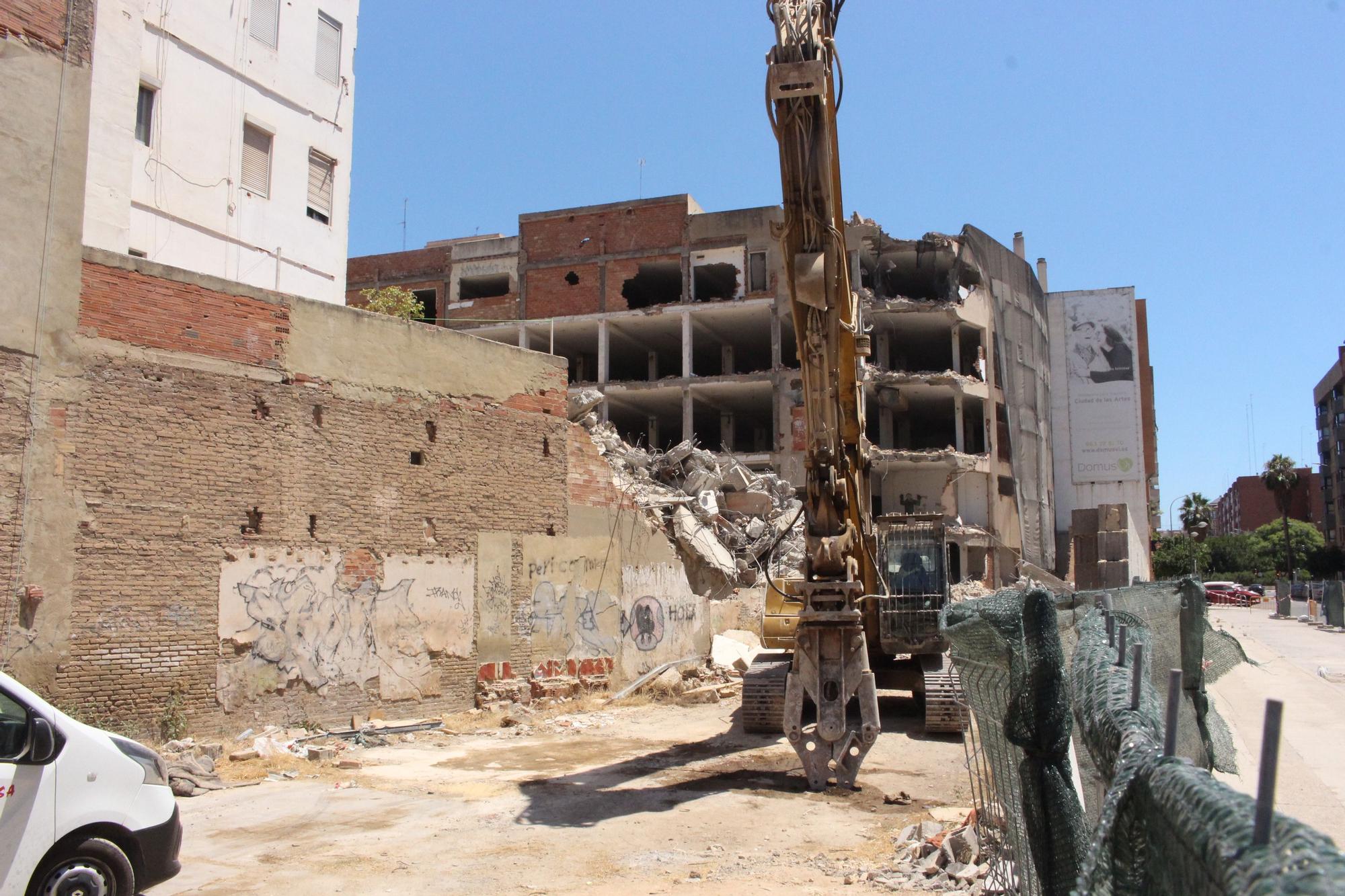 Empiezan los derribos en la antigua fábrica Aracil del Camí Fondo