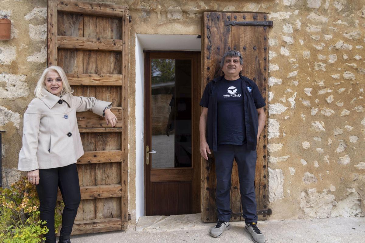 La secretaria de la Asociación de Hemofilia de Baleares (Hemo IB), María Ángela Cánaves (i), y Sebastià Manresa (d), un mallorquín que padece la coagulopatía en su forma más grave,.