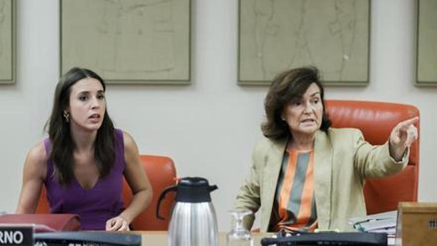 La ministra de Igualdad, Irene Montero, junto a la presidenta de la Comisión de Igualdad del Congreso, Carmen Calvo.