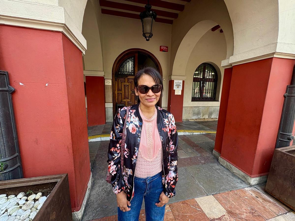 Lisandra Guido en la plaza del Ayuntamiento de Langreo