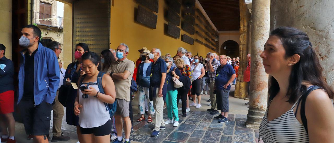 Turistas hacen cola para entrar en la Mezquita de Córdoba, este domingo.