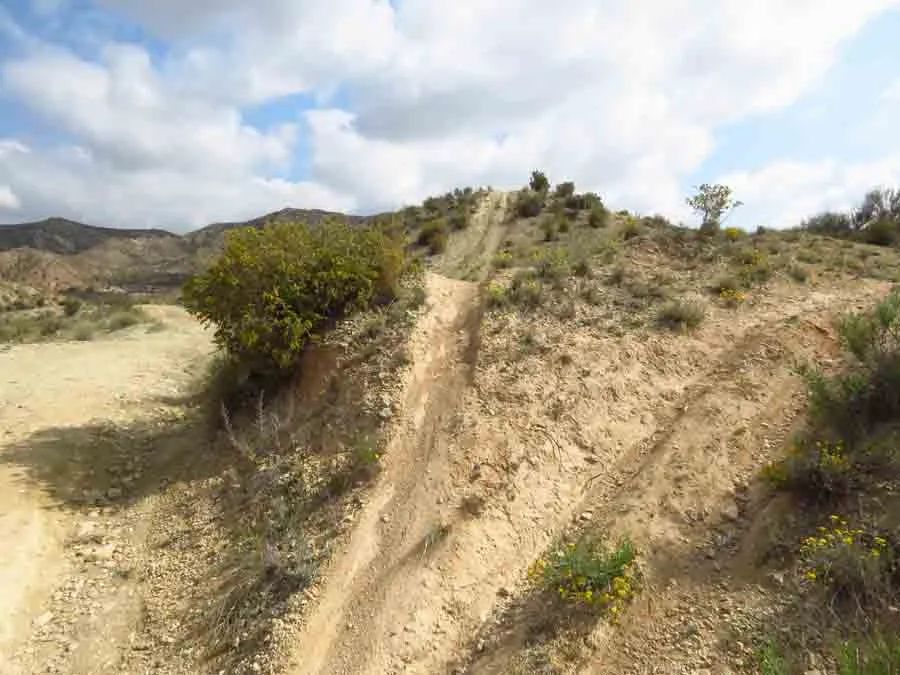 Una fotografía aportada por AHSA de erosión junto al Pantano de Elche.