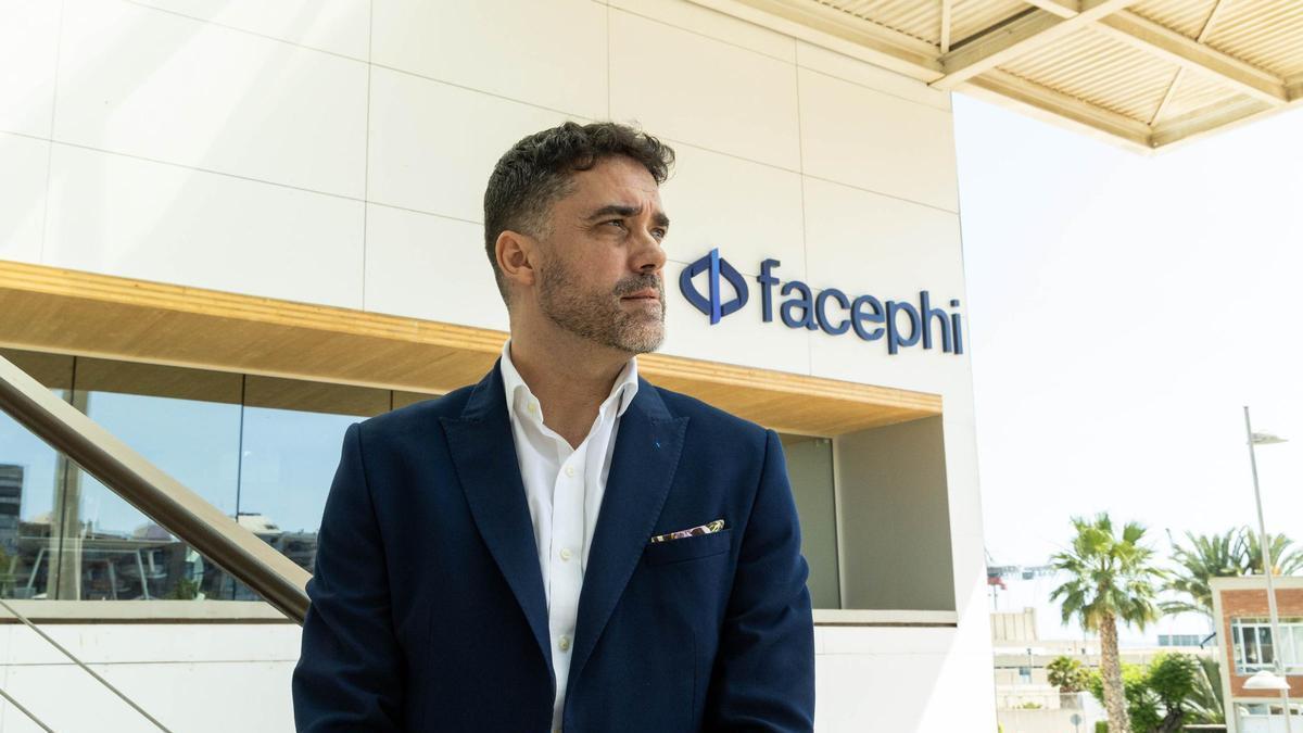 El CEO de Facephi, Javier Mira, ante la sede de la empresa.