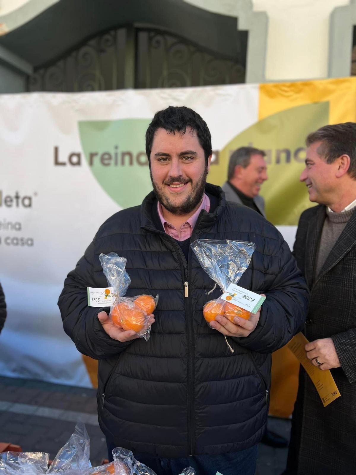 David García, con una de la bolsa de clemenules que repartieron para celebrar la Nochevieja con cítricos.