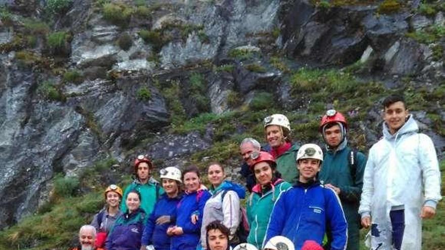 Alumnado participante en la visita a la cueva de Arcoia con técnicos de la Escola Galega de Espeoloxía. // D.P.