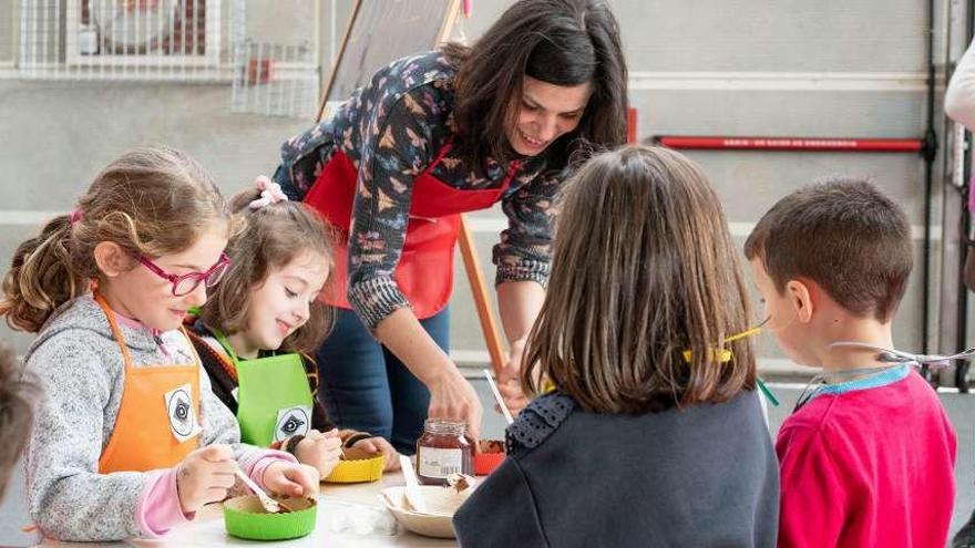 Arriba: taller de gastronomía inspirado en Italia. Izq.: leyendo en una de las muchas bibliotecas del Salón. // Gustavo Santos