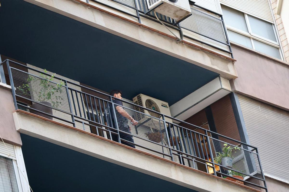 Un agente de policía en el balcón donde han ocurrido los hechos