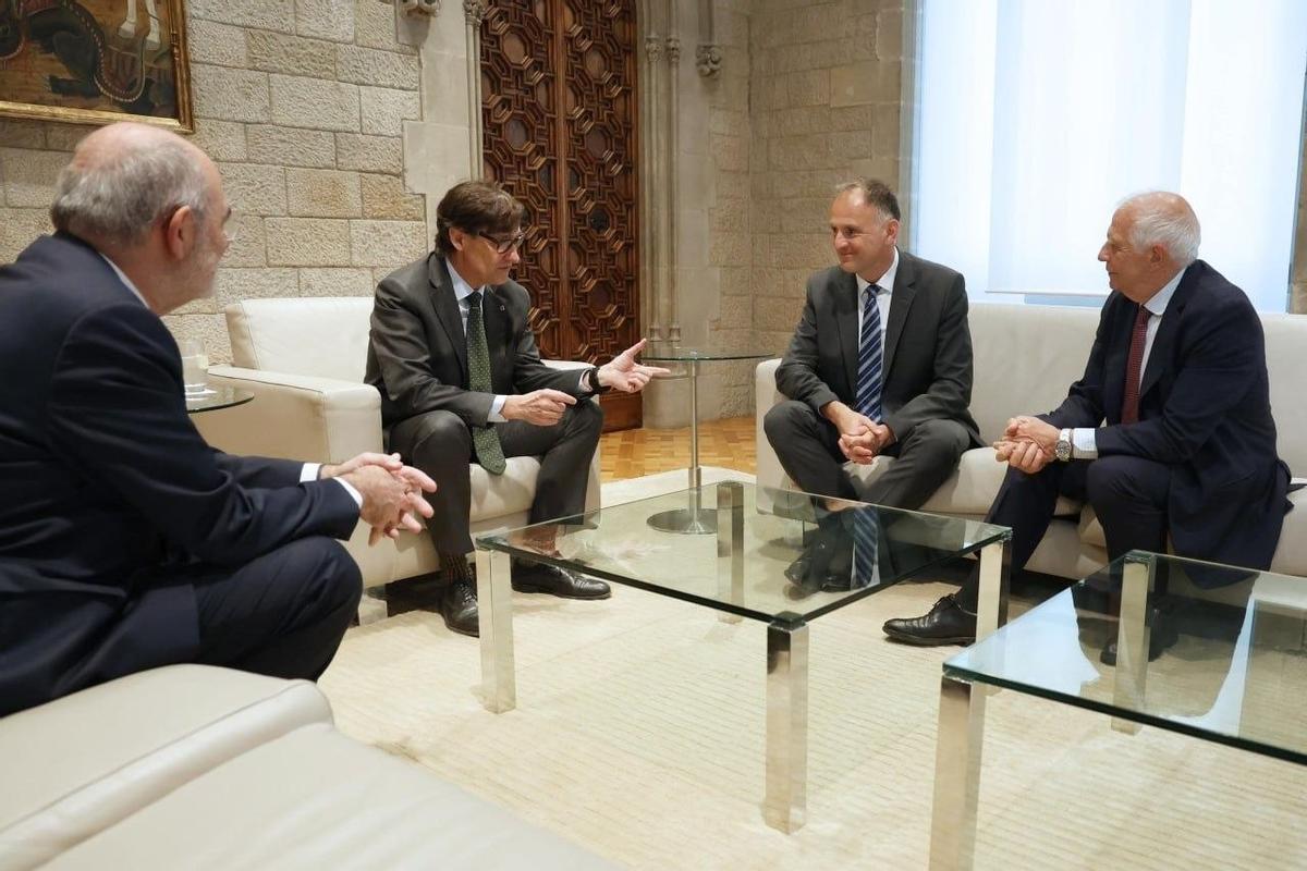 El president de la Generalitat, Salvador Illa, con el director de la Agència Europea de Defensa, André Denk, el conseller Jaume Duch y Josep Borrell, este jueves