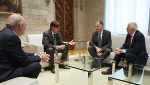 El president de la Generalitat, Salvador Illa, con el director de la Agència Europea de Defensa, André Denk, el conseller Jaume Duch y Josep Borrell, este jueves