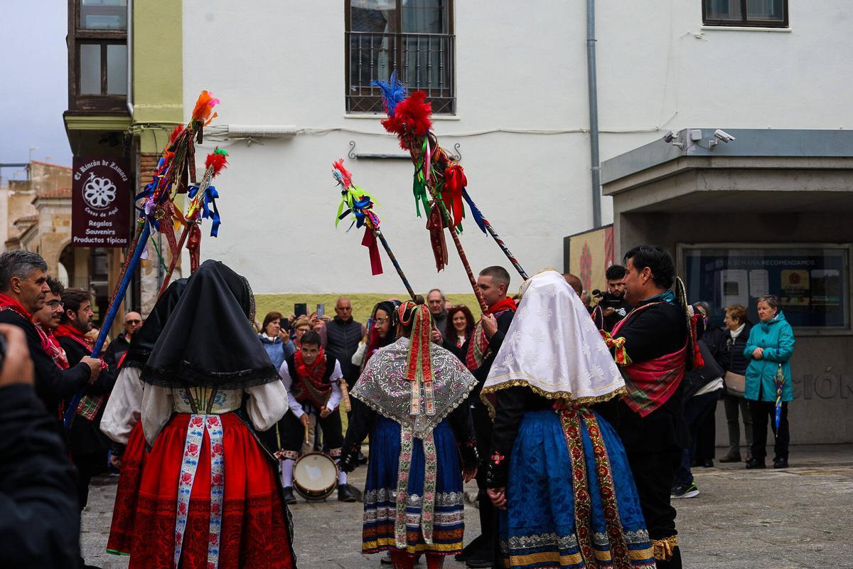 Desfile de indumentaria tradicional