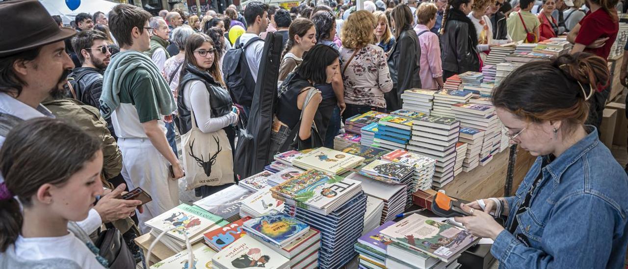 Estands de libros en el pasado Sant Jordi, en Barcelona.