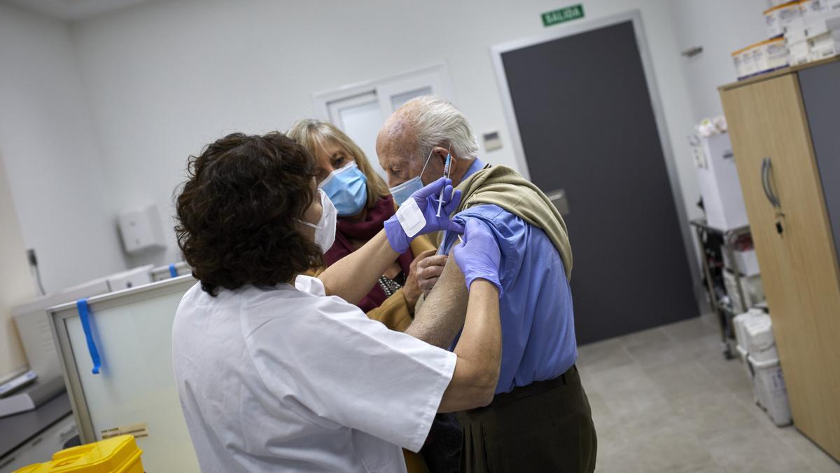 Un anciano recibe la vacuna.