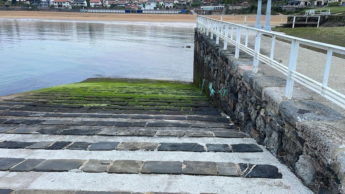 La ramblona de Luanco, en primer término con la playa al fondo.