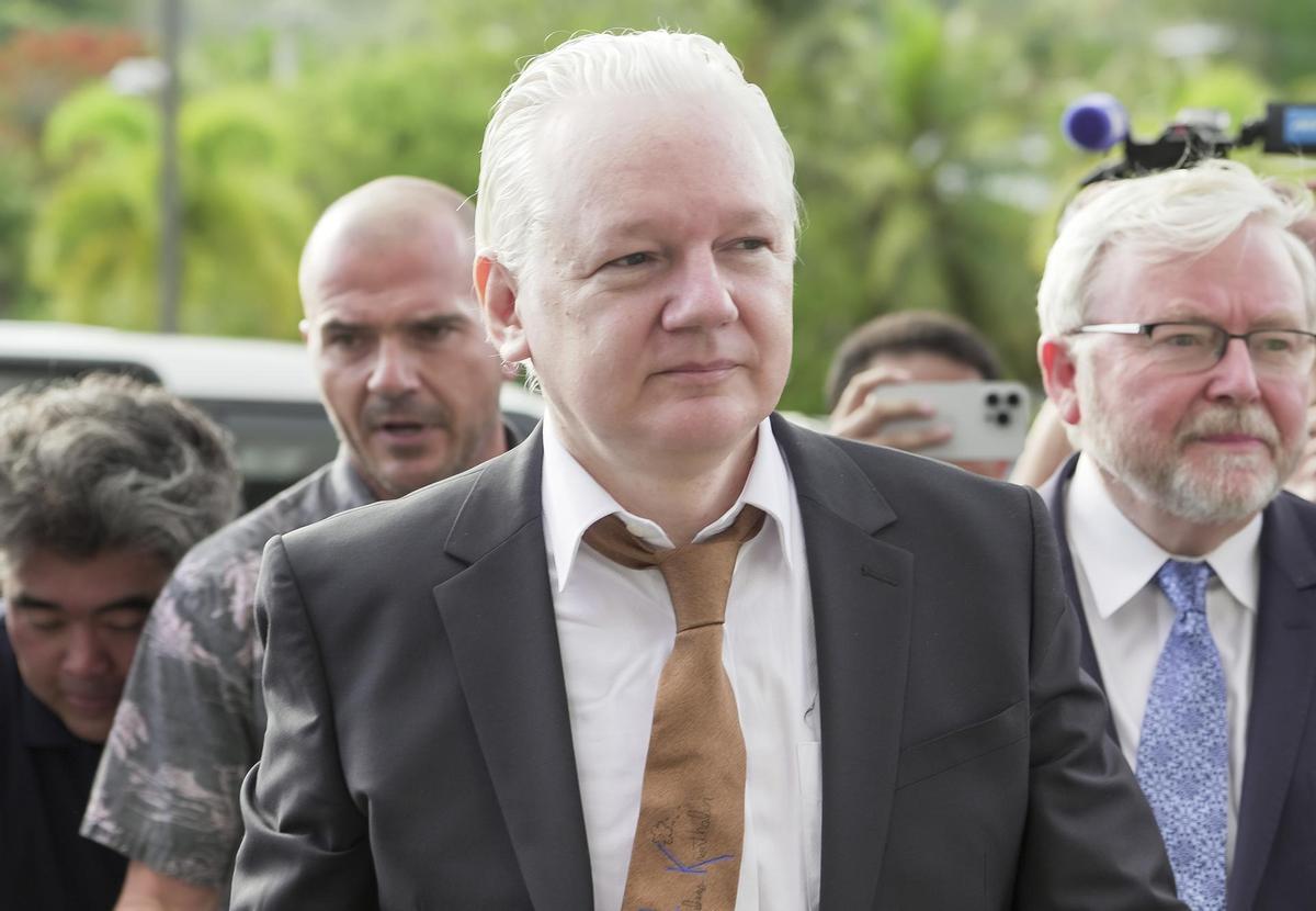 Julian Assange llega hoy al tribunal de Saipán.